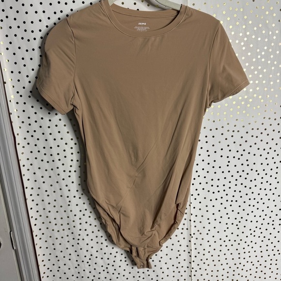 SKIMS Tan Short Sleeve Fitted Bodysuit - Picture 2 of 5